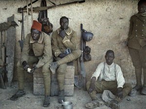 Fransız Ordusunda piyade olarak hizmet veren Senegalli askerler, silah ve teçhizatlı bir odada dinlenirken, Saint-Ulrich, Haut-Rhin Departmanı, Alsace, Fransa, 16 Haziran 1917 (otokrom)